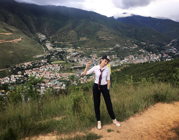 
Gần đây, các sao Việt có xu hướng tìm đến một điểm đến mới là đất nước Bhutan thanh bình, nơi được mệnh danh là đất nước hạnh phúc nhất thế giới. Trong chuyến đi hồi đầu tháng 9, Hoa hậu Du lịch Ngọc Diễm đã ghi lại nhiều khoảnh khắc đáng nhớ trong một tuần lễ khám phá quốc gia vùng Nam Á.
