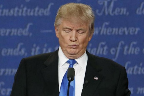 
Khoảnh khắc ứng viên tổng thống đảng Cộng hòa Donald Trump khịt mũi trong phiên tranh luận với đối thủ Hillary Clinton. Ảnh: Reuters
