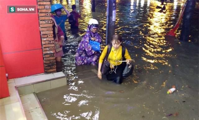 Cơn mưa kéo dài chừng 3 giờ đồng hồ, từ hơn 16g30 đến 19g30, không ai có thể hình dung là Sài Gòn ngập sâu đến như vậy.