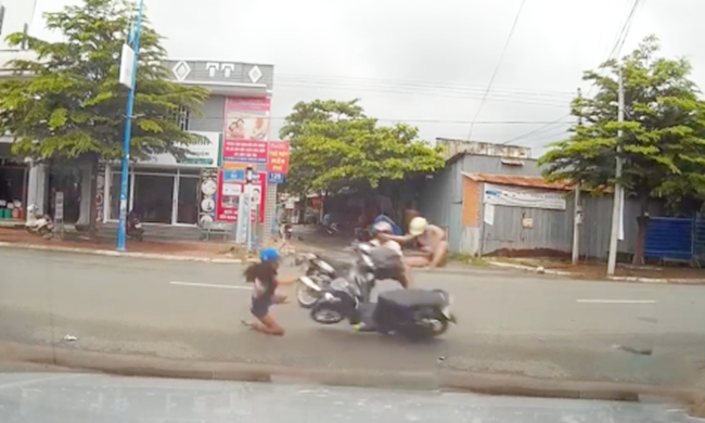 C&uacute; va chạm kinh ho&agrave;ng ngay giữa giao lộ. Ảnh cắt từ clip