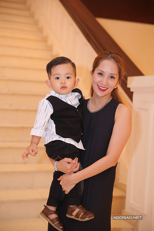 
Khánh Thi bế con trai cưng đi ăn cưới cặp đôi Thanh Nhân - Wang Trần tại TP HCM.
