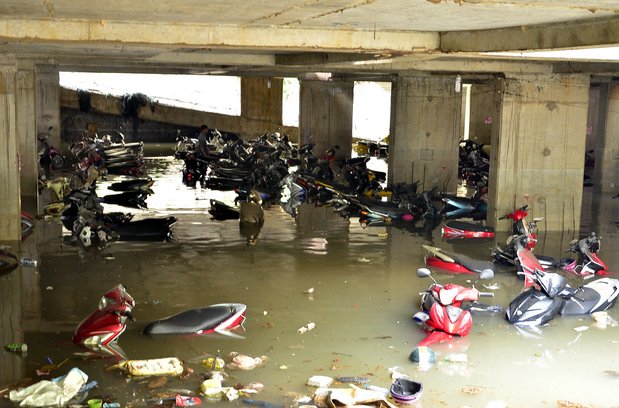 
Hàng nghìn chiếc xe máy để trong các hầm chung cư, trung tâm thương mại, siêu thị,... tại TP.HCM bị ngập chìm trong nước
