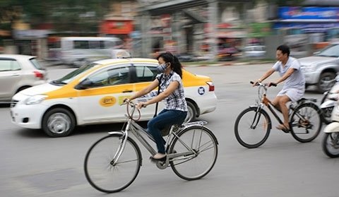 Người đi xe đạp ở H&agrave; Nội v&agrave; TP.HCM c&ograve;n rất hạn chế.