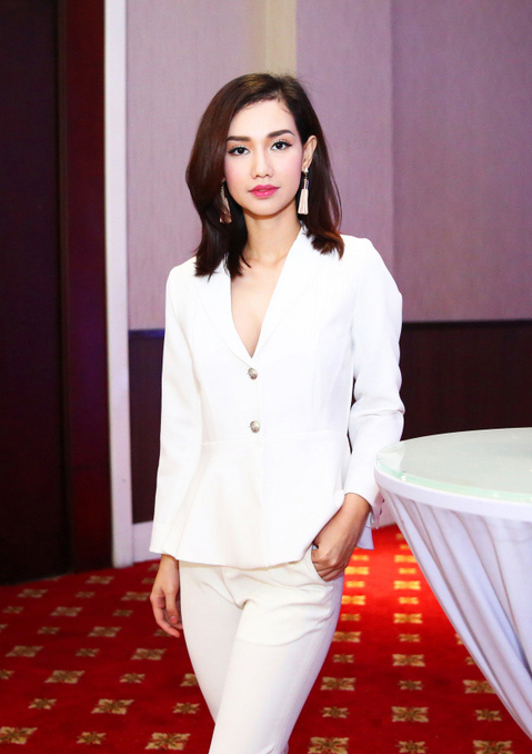 
Khác với hình ảnh kiêu sa khi dự các sự kiện, Quỳnh Chi xuất hiện tại buổi họp báo Én Vàng 2016 ngày hôm qua với bộ suit trắng giản dị của nhà thiết kế Lê Thanh Hoà.
