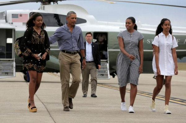 
Tổng thống Mỹ Barack Obama và vợ con rời chuyên cơ sau khi đáp xuống sân bay quân sự Cape Cod Coast Guard Air Station ở Massachusetts ngày 21-8 vừa qua - Ảnh: Reuters
