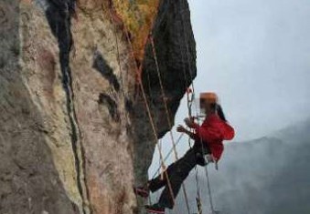 
Theo China Daily, Ling Ling (37 tuổi, ở Th&aacute;i Ch&acirc;u, Chiết Giang, Trung Quốc) đ&atilde; quen Chen Kang (40 tuổi) khi cả hai c&ugrave;ng tham gia CLB leo n&uacute;i đ&aacute; địa phương.
