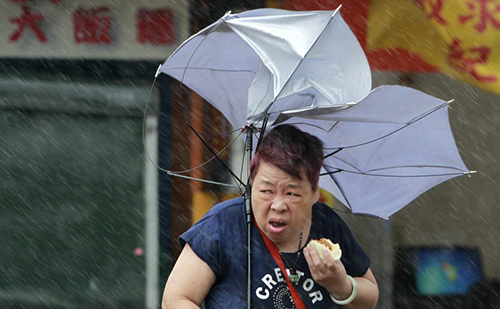 
Bức ảnh chụp bà Dai đi trên đường phố Đài Loan hôm 27/9 giữa bão Megi. Ảnh:AP
