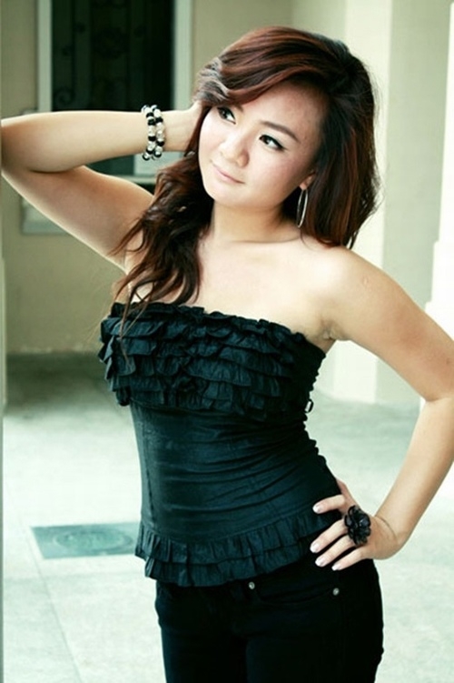 Năm 2009 cô từng trở về Việt Nam để ca hát nhưng không được đón nhận