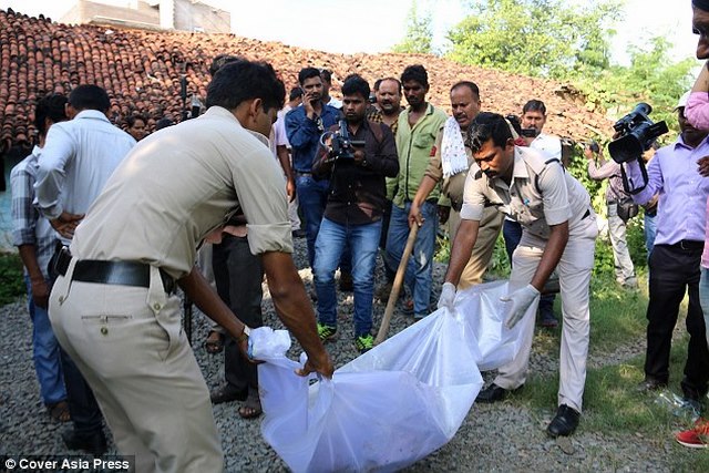 
Cảnh sát thu gom xương của Singh sau khi đào trong vườn nhà.
