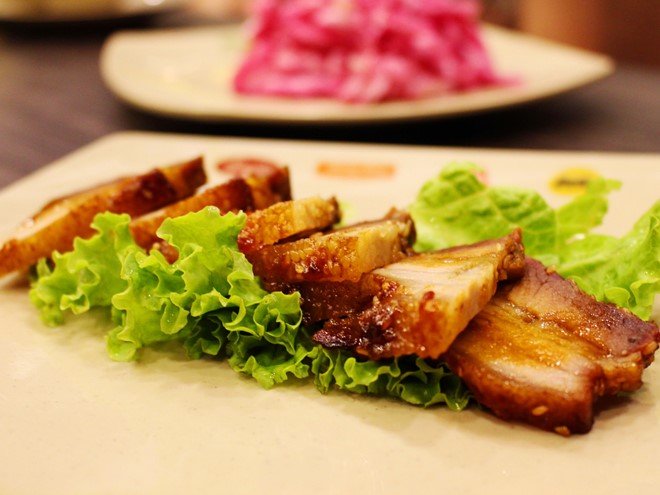 Thịt heo quay da giòn có thể ăn cùng cơm hay bánh mì.