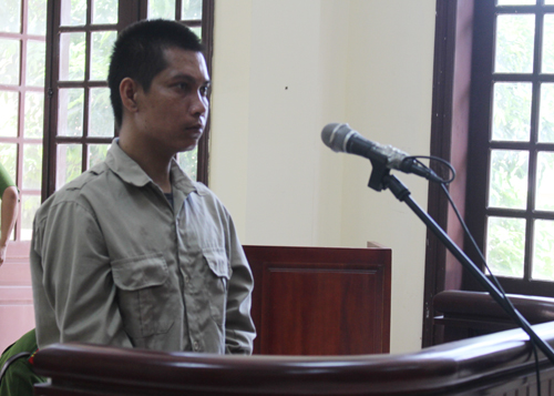 Bị cáo Nguyễn Văn Tính nghe HĐXX tuyên án. Ảnh: Hồng Vân