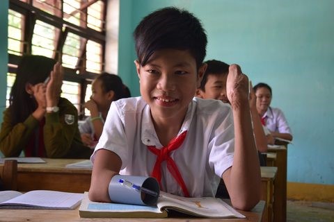 Mặc d&ugrave; kh&ocirc;ng c&ograve;n đ&ocirc;i tay như c&aacute;c bạn c&ugrave;ng trang lứa nhưng Hiếu vẫn cố gắng viết bằng ống nhựa vươn l&ecirc;n trong học tập.
 

&ldquo;Hai đứa bạn của Hiếu đập mạnh v&agrave;o k&iacute;p th&igrave; kh&ocirc;ng sao, đến Hiếu đập v&agrave;o th&igrave; ph&aacute;t nổ. Sau tiếng nổ lớn hai người bạn của Hiếu chỉ bị thương nhẹ ngo&agrave;i da, c&ograve;n ch&aacute;u th&igrave; bị bay hết hai b&agrave;n tay v&agrave; dưới ch&acirc;n cũng bị mảnh của k&iacute;p nổ l&agrave;m tổn thương&rdquo;, b&agrave; Đ&agrave;o n&oacute;i trong nước mắt.

Sau cuộc điều trị k&eacute;o d&agrave;i hơn 6 th&aacute;ng, Hiếu phải trải qua nhiều lần chết đi sống lại mới qua cơn nguy kịch. Nhưng cũng từ đ&oacute;, mọi của cải trong gia đ&igrave;nh &ocirc;ng Nh&igrave; mang hết cho Hiếu chữa bệnh. Tuy nhi&ecirc;n khi xuất viện trở về, Hiếu mới đi được v&agrave;i bước lại bị ng&atilde; g&atilde;y một ch&acirc;n, b&aacute;c sĩ phải bắt th&ecirc;m 8 con v&iacute;t v&agrave;o ch&acirc;n tr&aacute;i. Từ đ&oacute;, Hiếu muốn đi đ&acirc;u th&igrave; cha mẹ Hiếu phải c&otilde;ng.

Thời gian Hiếu chữa bệnh xong, sức khỏe em bắt đầu b&igrave;nh phục cũng l&agrave; l&uacute;c năm học mới bắt đầu. Bạn b&egrave; c&ugrave;ng trang lứa bắt đầu sắm sửa quần &aacute;o chuẩn bị h&agrave;nh trang đến trường, cơn th&egrave;m kh&aacute;t được ngồi tr&ecirc;n ghế nh&agrave; trường trong Hiếu lại trỗi dậy. Hiếu lại xin bố mẹ được tiếp tục đến trường. Hai vợ chồng &ocirc;ng Nh&igrave; chỉ biết nh&igrave;n nhau kh&oacute;c thầm. Chị g&aacute;i Hiếu (đang học tại Đại học Quảng Nam) đ&atilde; nghĩ ra c&aacute;ch gi&uacute;p em c&aacute;ch c&aacute;ch cắt một đoạn ống nhựa d&ugrave;i một c&aacute;i lỗ vừa với đường k&iacute;nh c&acirc;y viết để cho Hiếu viết.




Th&agrave;nh t&iacute;ch học tập đ&aacute;ng nể của Hiếu.


&ldquo;L&uacute;c mới tập viết em thấy kh&oacute; c&oacute; thể viết được v&igrave; chỉ điều khiển bằng tay. Tuy nhi&ecirc;n, qua một th&aacute;ng sau em đ&atilde; viết được th&agrave;nh thạo chữ viết. Đến nay em c&oacute; thể vẽ v&agrave; ch&eacute;p b&agrave;i kịp c&aacute;c bạn c&ugrave;ng lớp rồi. Em rất th&iacute;ch được vẽ, mặc d&ugrave; đ&ocirc;i b&agrave;n tay kh&eacute;o l&eacute;o đ&atilde; kh&ocirc;ng c&ograve;n, nhưng em sẽ cố gắng tập vẽ để trở th&agrave;nh một họa sĩ khi b&agrave;n tay của em kh&ocirc;ng l&agrave;nh lặn&rdquo;, Hiếu chia sẻ.

&Ocirc;ng Trần Hữu Nghị - Gi&aacute;o vi&ecirc;n Tổng phụ tr&aacute;ch trường THCS Nguyễn Tr&atilde;i, nhận x&eacute;t. &ldquo;Hiếu l&agrave; một học tr&ograve; ngoan, mặc d&ugrave; bị mất hai b&agrave;n tay nhưng Hiếu rất nỗ lực trong học tập. Khi biết được ho&agrave;n cảnh của Hiếu nh&agrave; trường cũng đ&atilde; tạo nhiều điều kiện cho em được học tập, vui chơi c&ugrave;ng c&aacute;c bạn trong lớp&rdquo;.

Theo Nguyễn Thắng

C&ocirc;ng an TP HCM
