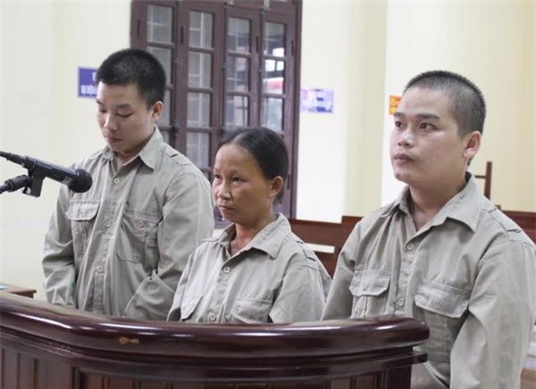 C&aacute;c bị c&aacute;o trước v&agrave;nh m&oacute;ng ngựa. (Bị c&aacute;o An &ndash; người cha đang t&acirc;m b&aacute;n 2 con ruột của m&igrave;nh đứng ngo&agrave;i c&ugrave;ng b&ecirc;n tr&aacute;i).