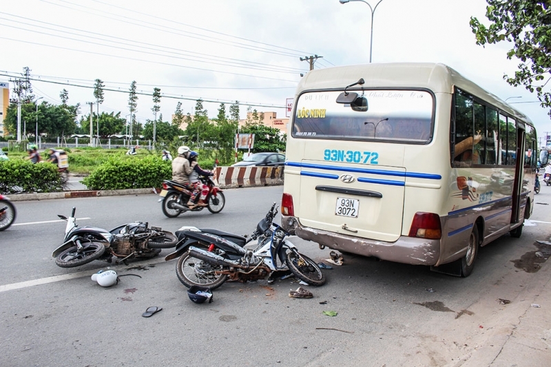 Hiện trường vụ tai nạn giữa 2 xe máy, 1 ô tô khiến 4 người trọng thương