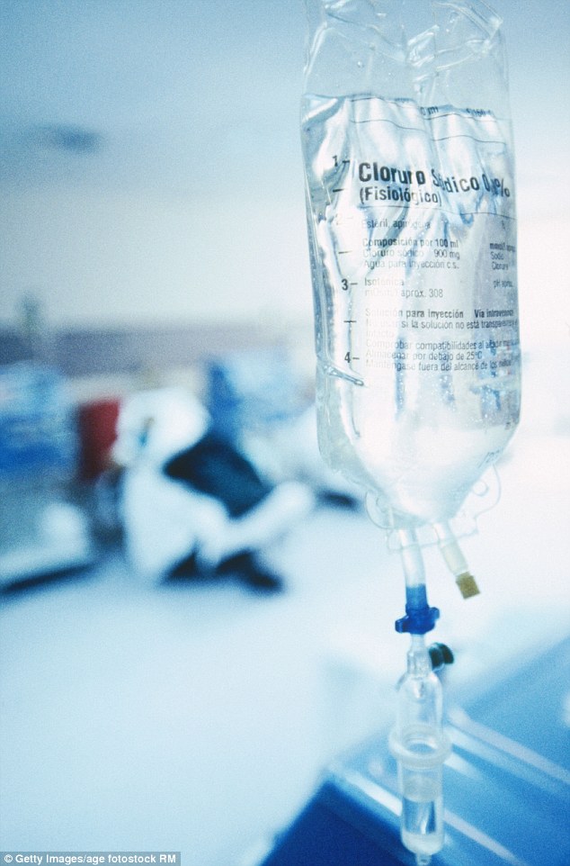 Cảnh sát điều tra kẻ giết người bằng cách bơm độc tố vào tĩnh mạch nạn nhân.