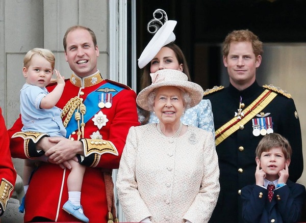 
Hoàng tử bé George xếp thứ 3 trong danh sách thừa kế ngai vị Hoàng gia Anh.
