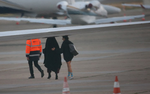 Sau vụ việc xảy ra rạng sáng 3/10 tại khách sạn ở Paris, đội vệ sĩ và êkíp tìm cách đưa Kim Kardashian lên máy bay riêng về Mỹ. Kim trùm khăn kín khi được trợ lý dẫn lên máy bay.