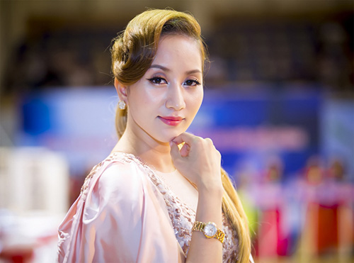 Khánh Thi thu hút nhiều sự chú ý khi khéo khoe đồng hồ vàng đính kim cương trị giá 500 triệu do Phan Hiển mua tặng.