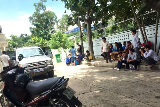 Người thân các nạn nhân tập trung bên ngoài đợi làm thủ tục nhận thi thể. Ảnh: Lê Trai.