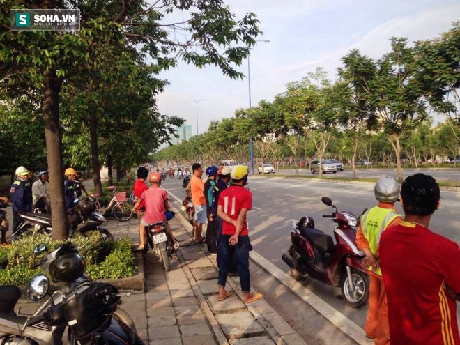 Nhiều người đi đường dừng lại theo dõi.