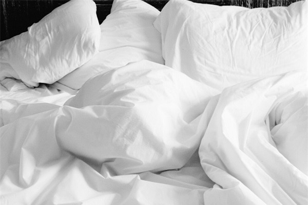 Khi cơ thể ấy lồ lộ dưới ánh đèn, tôi lại hết hồn hết vía. (Ảnh minh họa)