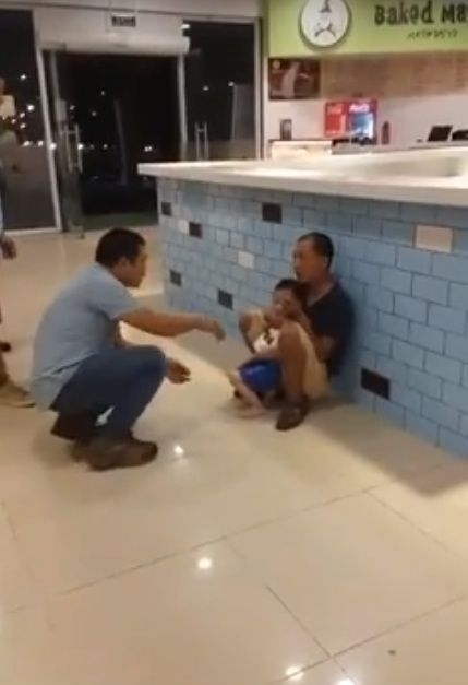Một người đ&agrave;n &ocirc;ng đang cố gắng thuyết phục v&agrave; cứu cậu b&eacute;.