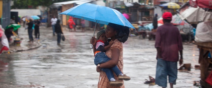 
Người dân Haiti đi lại trên những con đường ngập nước tại thủ đô Port-au-Prince sau khi bão Matthew quét qua

