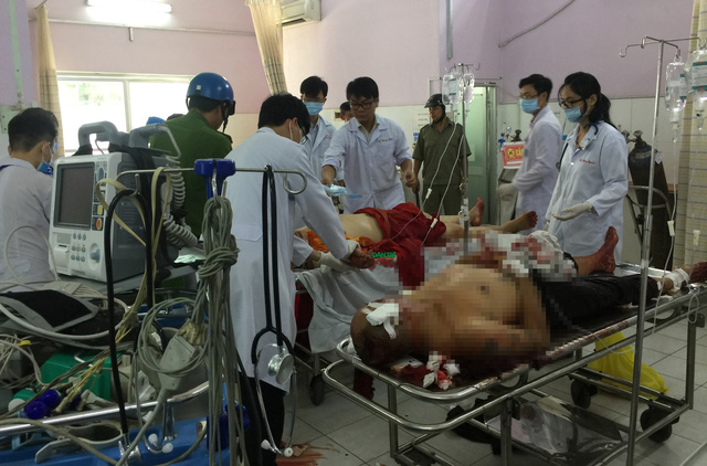 
C&aacute;c nạn nh&acirc;n đang cấp cứu tại bệnh viện. Ảnh PLVN
