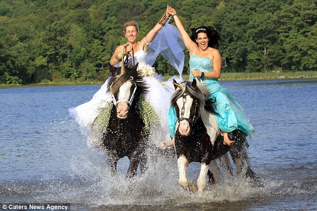 
Buổi chụp hình bắt đầu khá tốt đẹp. Cô dâu cùng phù dâu vui vẻ, để chân trần đua ngựa dưới làn nước mát.
