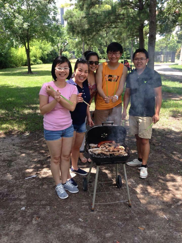 Vi Anh trong bữa tiệc thịt nướng cùng bạn bè, người thân. Ảnh: NVCC