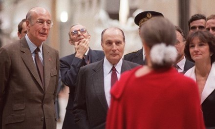 Francois Mitterrand nhìn chằm chằm vào Anne Pingeot, màu đỏ, tại lễ nhậm chức ở Musee dOrsay vào năm 1986. Ảnh: Derrick Ceyrac / AFP