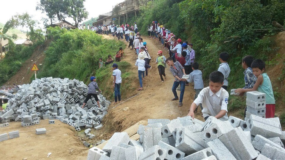 Hình ảnh đầy  của các em học sinh Trường Tiểu học Pá Vạt (xã Mường Luân, huyện Điện Biên Đông, tỉnh Điện Biên) khiến người lớn không khỏi thán phục.