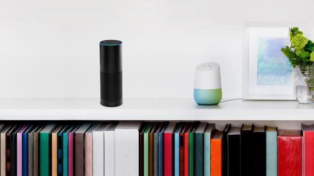 Amazon Echo (trái) và Google Home (phải).