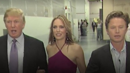 
Nữ diễn viên Zucker đứng giữa Trump và Bush trong lúc chuẩn bị ghi hình năm 2005. Ảnh: SBS
