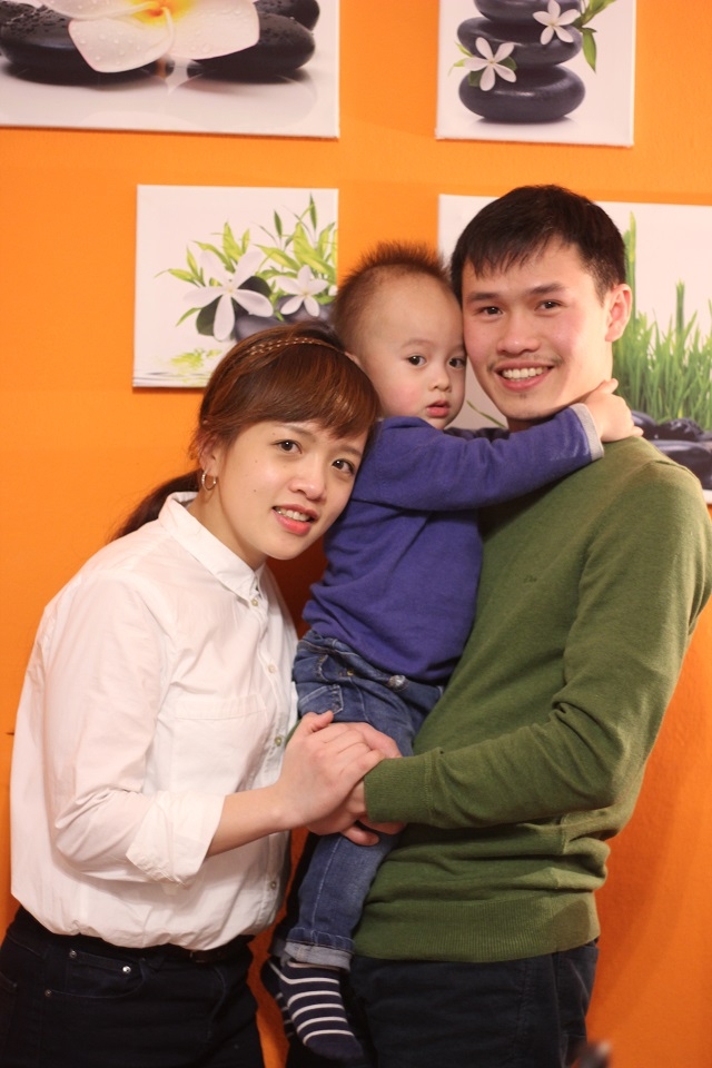 TS Lưu Trần Trung (phải) và gia đình nhỏ của mình.