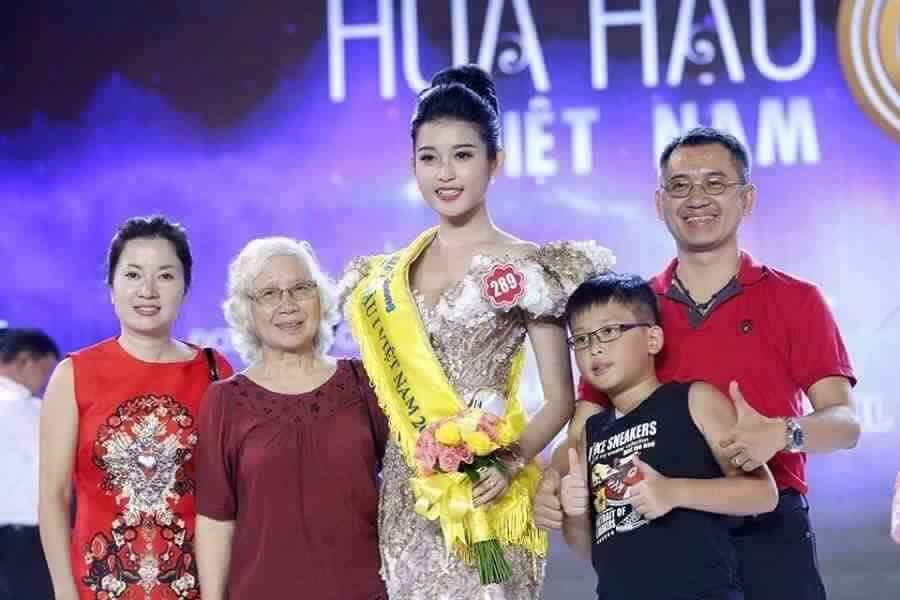 Huyền My ph&aacute; lệ, lần đầu khoe b&agrave; nội trước c&ocirc;ng ch&uacute;ng