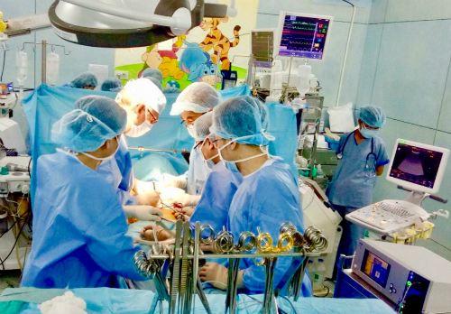 
C&aacute;c b&aacute;c sĩ thực hiện phẫu thuật. Ảnh: T.P

