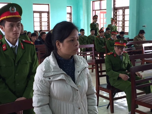 Lương Thị Thảo tại phi&ecirc;n x&eacute;t xử sơ thẩm hồi th&aacute;ng 12/2015