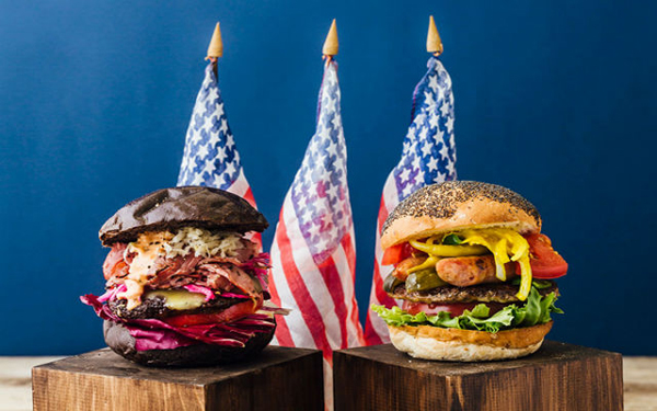 
Hai mẫu Mr. Burger (trái) và Mrs. Burger (phải) lấy cảm hứng từ hai ứng viên tổng thống Mỹ Donald Trump và Hillary Clinton. Ảnh: Fashion Press/J.S. Burgers Cafe
