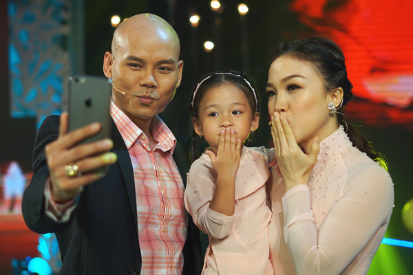 
Phan Đinh Tùng vừa biểu diễn trong chương trình Sài Gòn đêm thứ bảy cùng vợ và con gái. Ở hậu trường, gia đình nhỏ của nam ca sĩ gây chú ý bởi những khoảnh khắc dễ thương, hạnh phúc.
