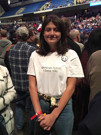 
Anna Lehane, 18 tuổi, mặc chiếc &aacute;o c&oacute; d&ograve;ng chữ th&aacute;ch thức tại cuộc m&iacute;t tinh ở Pennsylvania h&ocirc;m 10/10. Ảnh: Twitter
