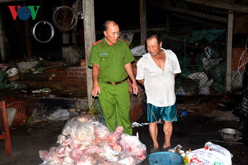 
Lực lượng chức năng bắt quả tang heo thối tại cơ sở của ông Nguyễn Văn Tra
