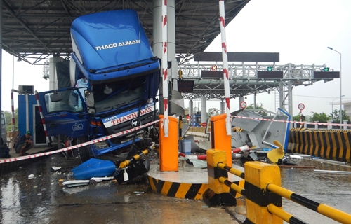 Xe tải đ&acirc;m mạnh v&agrave;o trạm thu ph&iacute; tr&ecirc;n quốc lộ 1A, qua Kh&aacute;nh H&ograve;a. Ảnh: X.N