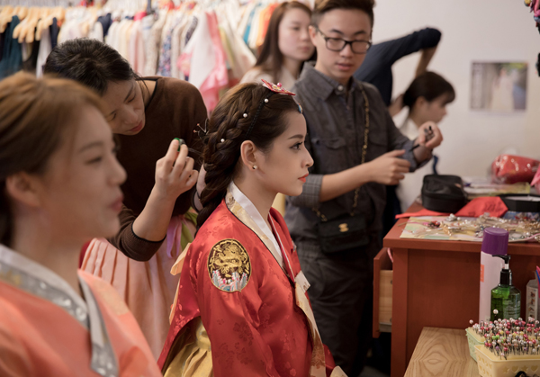 Chi Pu vừa có chuyến công tác ở Hàn Quốc theo lời mời của một tòa soạn báo. Cô diện hanbok, được các chuyên gia trang điểm, làm tóc giúp chăm chút dung nhan cẩn thận.