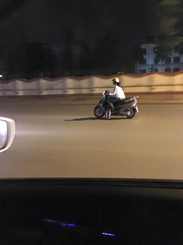 
D&acirc;n mạng ai cũng hết hồn nh&igrave;n cảnh phụ huynh chở trẻ em theo c&aacute;ch n&agrave;y.
