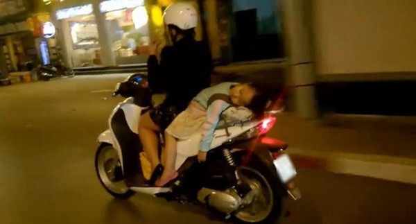 
C&oacute; thể thấy người mẹ qu&aacute; v&ocirc; t&acirc;m, thờ ơ với sự an to&agrave;n v&agrave; t&iacute;nh mạng của con.
