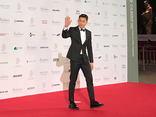 Nam diễn viên một mình bước trên thảm đỏ Liên hoan phim Busan. Ảnh: NVCC.