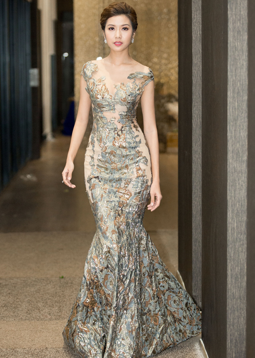 
Thúy Vân khoe đường cong quyến rũ trong bộ váy đuôi cá của nhà thiết kế Hoàng Hải.
