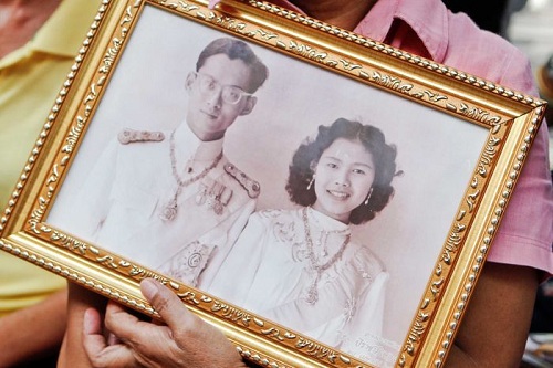 
Vợ chồng quốc vương Thái Lan thời trẻ. Ảnh: ABC
