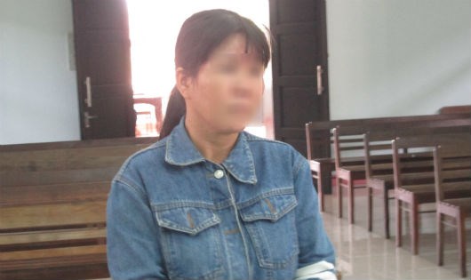 Nguy&ecirc;̃n Thị Thu Hi&ecirc;̀n trước v&agrave;nh m&oacute;ng ngựa